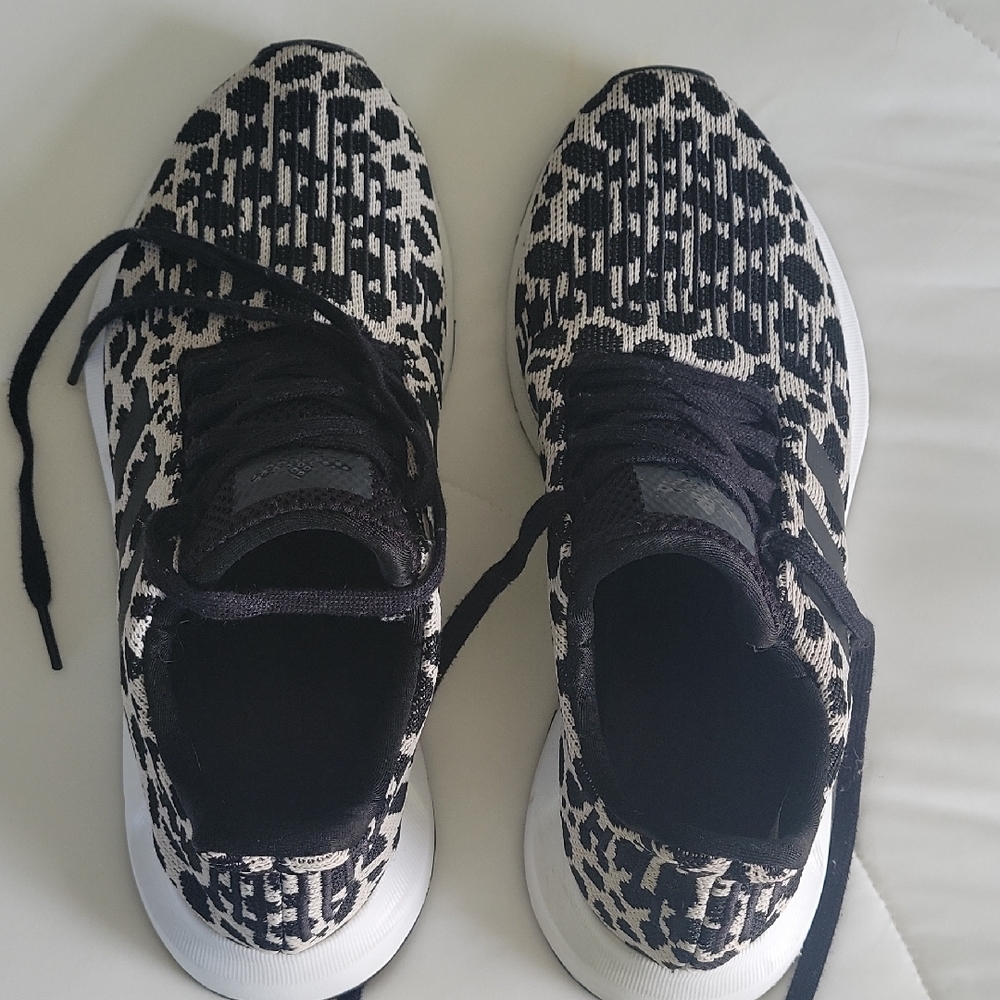 ADIDAS SWIFT RUN ANIMAL PRINT SNEAKERS  9  BLACK/WHITE